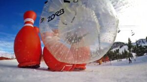 巨大ボールの中に入って転げ落ちる「雪上人間ボーリング」が楽しそう