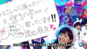 AKB48の新曲「心のプラカード」MVが"恋チュン"の二番煎じを狙ってる！