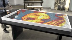 ルービックキューブで動くモザイクアートを作る"Jason Chen"のびっくりMV