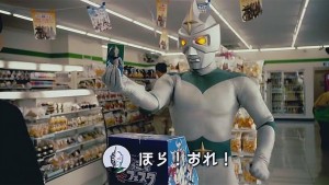 「ファミマ冬フェスタ」CMのミラーマン、硬派の影にチャラ男の疑いあり